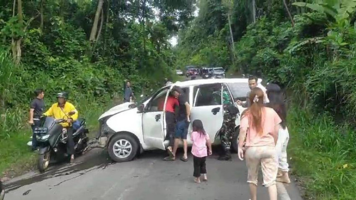 Kecelakaan beruntun di jalan raya Desa Sukajaya, Kecamatan Padang Cermin, Kabupaten Pesawaran, Rabu (25/12). | Foto: Dok Istimewa
