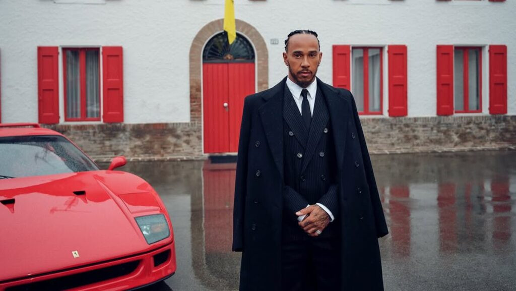 Hari Pertama Kerja Sebagai Pembalap Ferarri, Lewis Hamilton Pamer Foto dengan F40