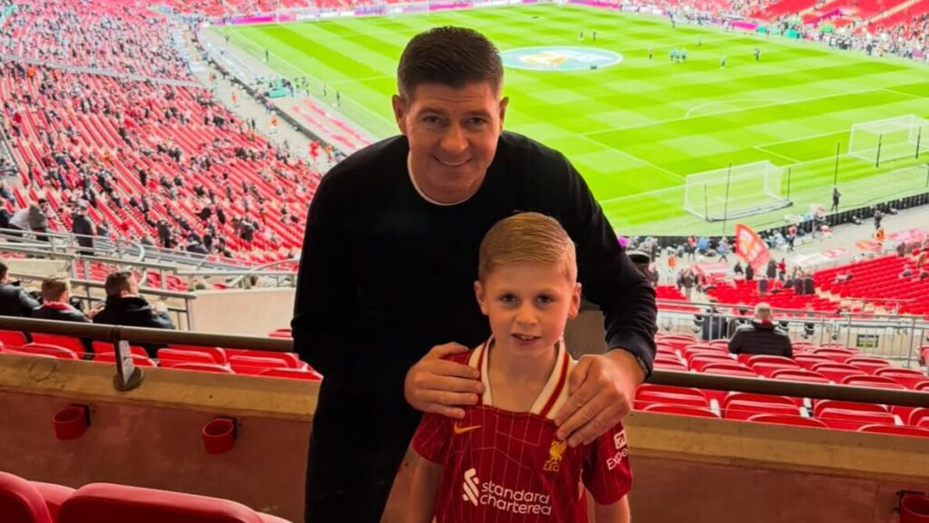 Legenda Liverpool Steven Gerrard Resmi Menjadi Kakek di Usia 45 Tahun