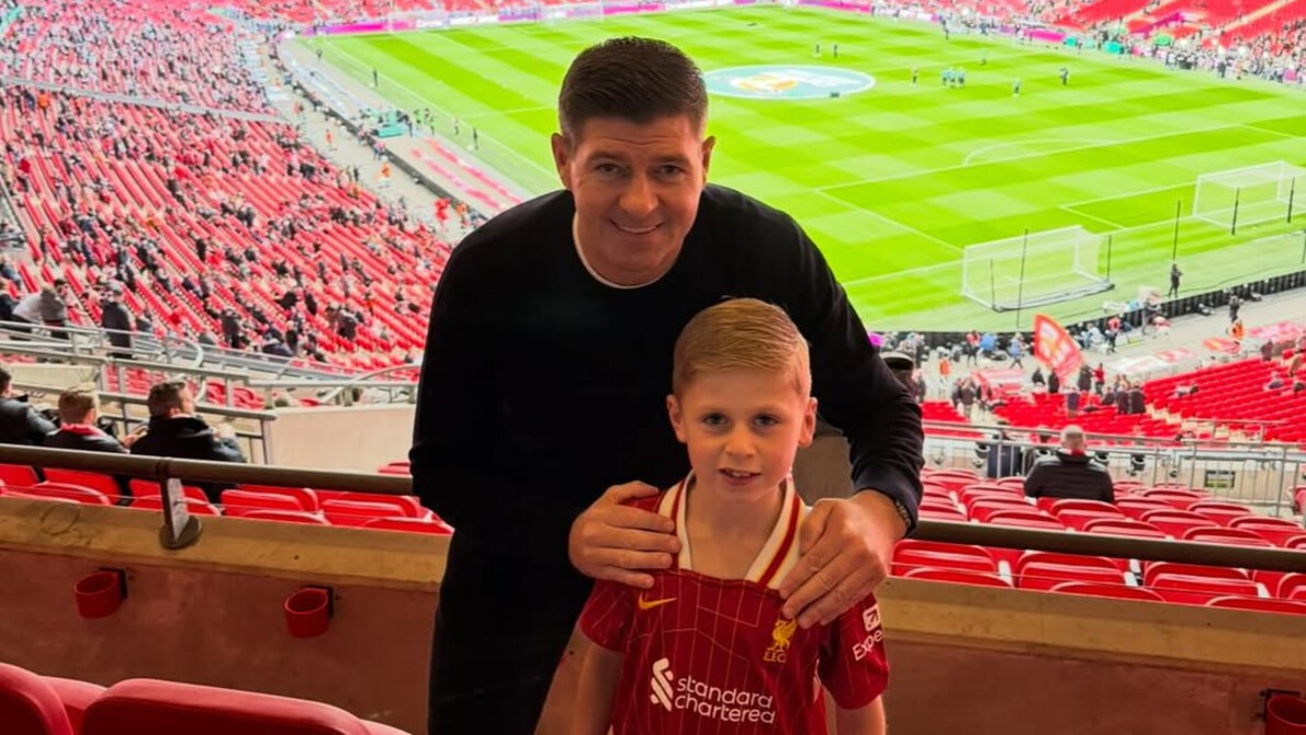 Legenda Liverpool Steven Gerrard Resmi Menjadi Kakek di Usia 45 Tahun