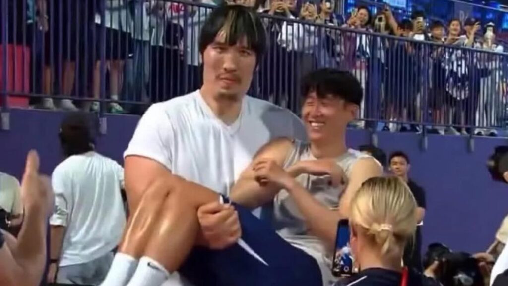 Momen Son Heung-min Diangkat oleh Petarung MMA Setinggi 2 Meter