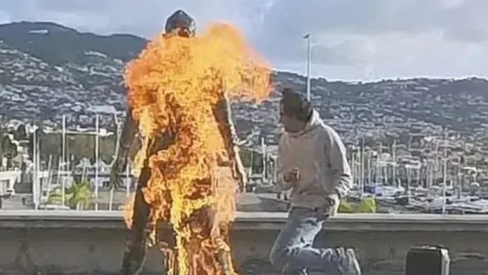 Geger! Patung Cristiano Ronaldo Dibakar oleh Oknum Konten Kreator