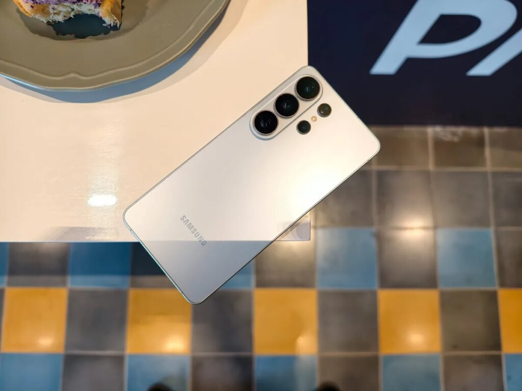 Samsung Hadirkan AirDrop, Galaxy S26 Series Bisa Kirim File ke iPhone