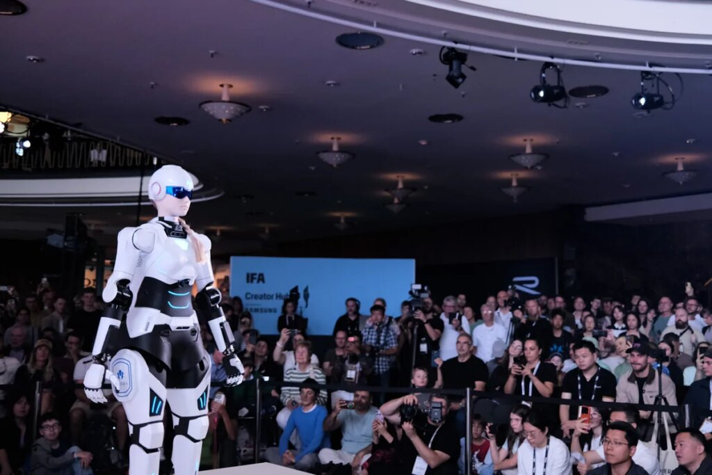 AiMOGA Robotics Pamer Intelligent Security Robot dan Robotic Nurse di IFA 2026
