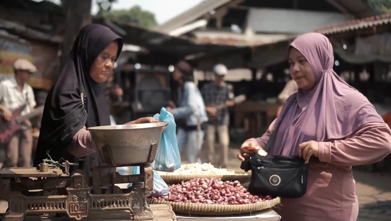 OM New Eleng Menangkap Realita Pasar dan Pengorbanan Ibu Lewat "Emak" 3 OM New Eleng Menangkap Realita Pasar dan Pengorbanan Ibu Lewat “Emak”