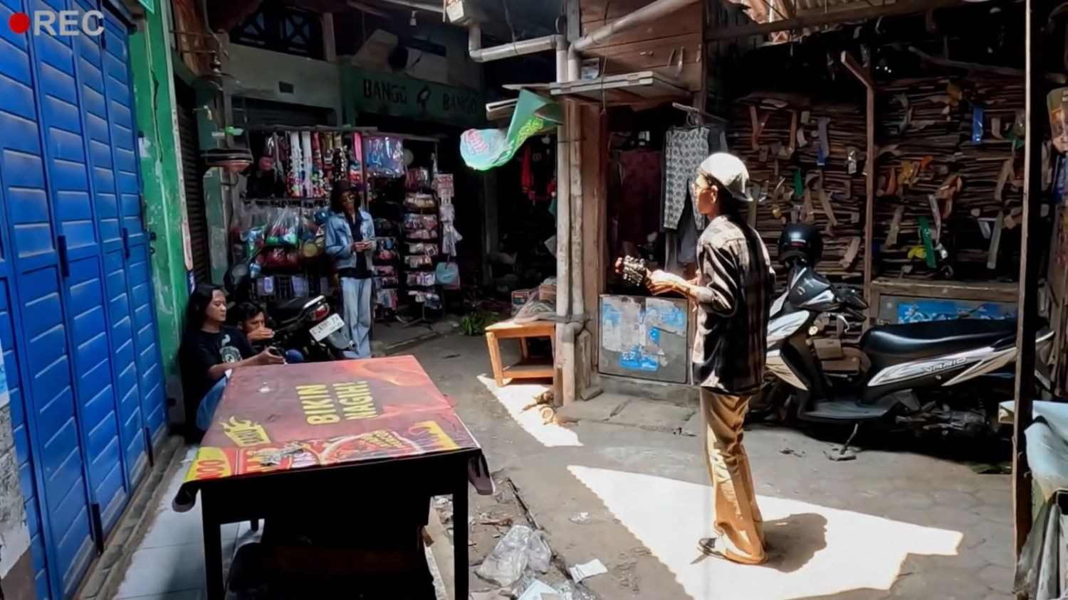 OM New Eleng Menangkap Realita Pasar dan Pengorbanan Ibu Lewat "Emak" 4 OM New Eleng Menangkap Realita Pasar dan Pengorbanan Ibu Lewat “Emak”