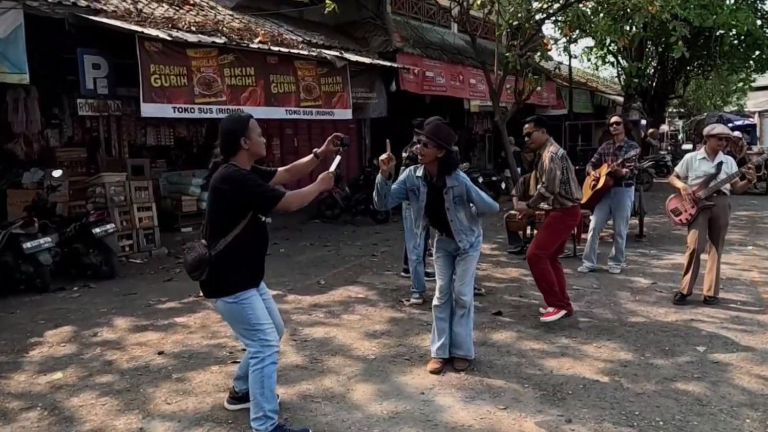 OM New Eleng Menangkap Realita Pasar dan Pengorbanan Ibu Lewat "Emak" 2 OM New Eleng Menangkap Realita Pasar dan Pengorbanan Ibu Lewat “Emak”