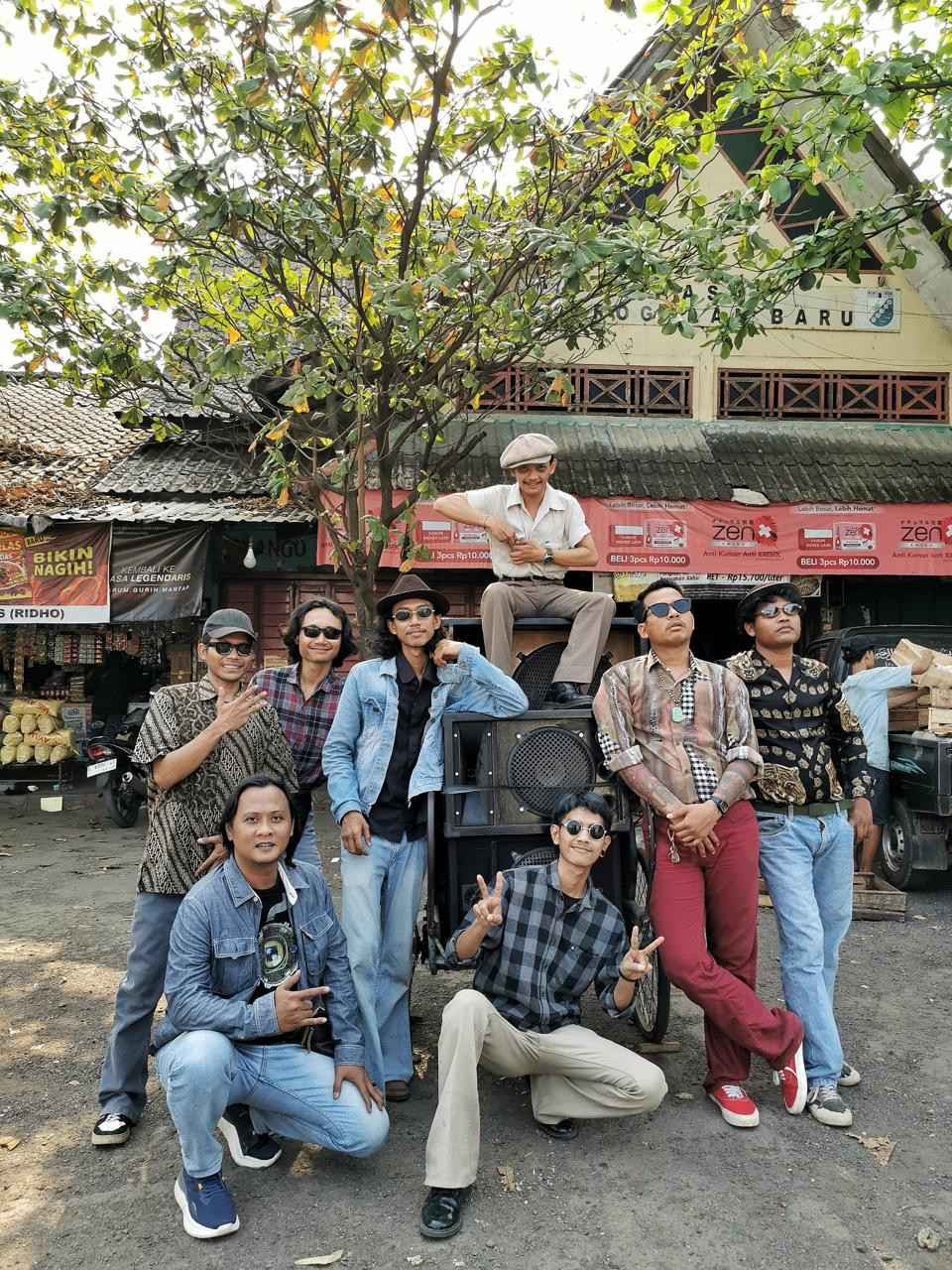 OM New Eleng Menangkap Realita Pasar dan Pengorbanan Ibu Lewat "Emak" 6 OM New Eleng Menangkap Realita Pasar dan Pengorbanan Ibu Lewat “Emak”